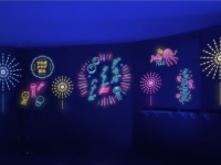 幻想的。ネオンサインのクラゲや花火でレトロな世界観に包まれる「夏の夜すい2023」開催