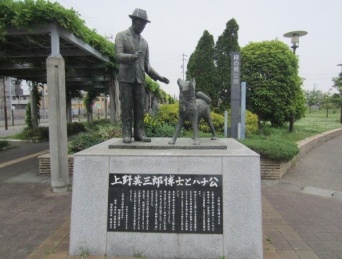 「上野英三郎博士とハチ公」の銅像（画像提供：津市久居総合支所地域振興課）