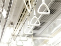 「私、潔癖症かも？」と思う瞬間4選「洋式トイレが苦手」「電車のつり革に触れない」