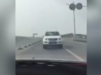 バックギアのまま公道を走行？中国で撮影された無謀運転映像がコワすぎる