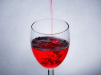 【調査結果】電気抵抗をゼロに近づける「超伝導」の決めては赤ワインだった!?
