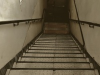 「幼い子供たちと降りることになった急な階段。ひとまず置いていこうとしたベビーカーを、後ろから来た中国人が...」