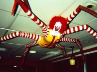生成AIのせいでマクドナルドのドナルドが悲惨なことに...昆虫化して店内を徘徊