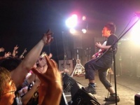 ライブでエアギターを披露する斉藤岳人さん（以下、斉藤さん提供）