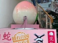 〝白桃ジュースが出る蛇口〟期間限定で新橋に登場　これはテンション上がるやつ！