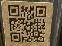 スマホをかざすと、読めるんです！　鳥取の美術館が作った「QRコード砂像」のクオリティがヤバすぎる