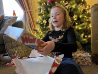 やさしい世界。亡くなる前に14年分のクリスマスプレゼントを隣人少女に用意していたおじいさん