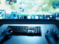 子供をプロのゲーマーに育てる為、学校をやめさせた父親（カナダ）