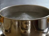 寝言で別の女性の名を言った夫に激怒した妻、股間に熱湯をかける