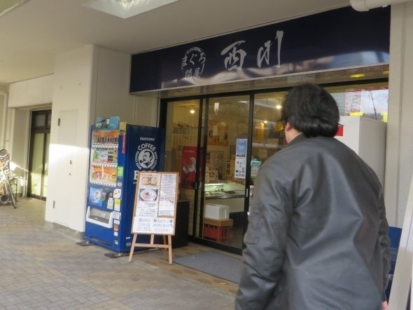 ワクワク気分で入店するS記者(右手前)
