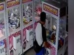 UFOキャッチャー初心者が、前人未到の大技を繰り出してしまう…。
