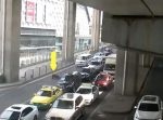自作のローラースーツで交通量の多い道路を爆走する男性。