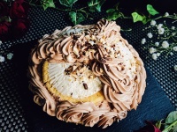 オーブンいらず！市販のロールケーキがゴージャスうまいバナナチョコケーキに大変身レシピ【ネトメシ】