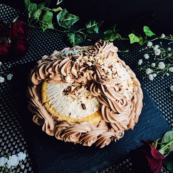 オーブンいらず！市販のロールケーキがゴージャスうまいバナナチョコケーキに大変身レシピ【ネトメシ】