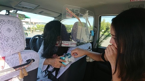 乗客には冷感シートのサービス