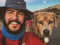 保護した愛犬と共に、助けを必要とする多くの犬を救う旅を続ける男性（アメリカ）
