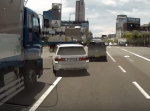 大型トラックの間に無理に割り込もうとする車⇒自業自得の結果に…