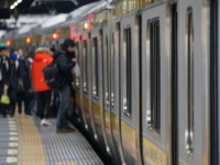 「混雑した電車でハンバーガーを頬張る若い女性。前に立つ人の背中に、はみ出たマヨネーズがベッタリついて...」（東京都・50代女性）