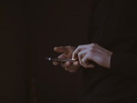 スマホを使いすぎると、情報の意味を分析したり、理論的に考える能力が一時的に低下する（米研究）