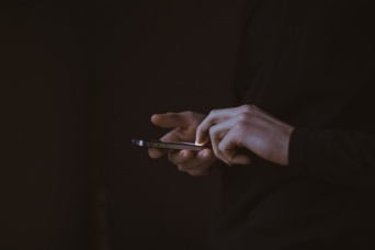 スマホを使いすぎると、情報の意味を分析したり、理論的に考える能力が一時的に低下する（米研究）