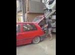 そんな無茶な…！　生コンクリートをなんとか乗用車で運ぼうとする映像。