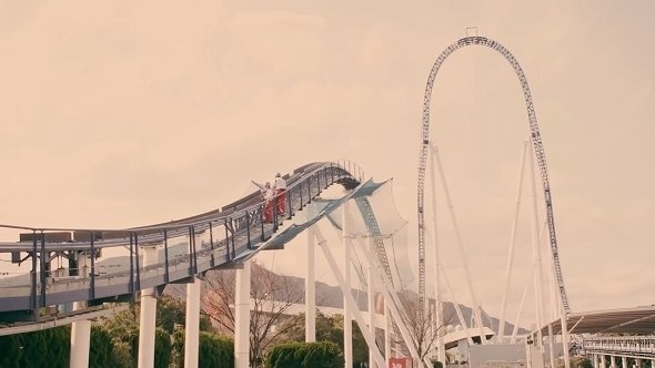 施設の点検の様子も交え、歴史を紹介している