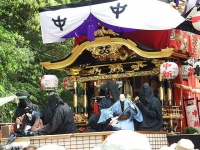山車の上で行われる文楽（Baristonさん撮影、Wikimedia Commonsより）