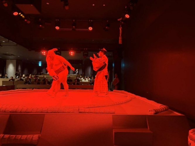 禁じ手が行われる度、紅に染まる土俵