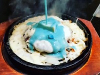 青い、青すぎる...！　「琵琶湖愛」が強すぎて、大変なことになっちゃってる洋食屋が滋賀にあった