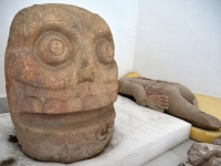 生きたまま皮を剥がれた人の遺体を生贄として捧げた神「シペ・トテック」を祀った寺院と像が発見される（メキシコ）