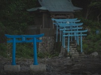 海のほとりにひっそり佇む、世にも珍しい「青い鳥居」　どうしてこんな色になったの？知られざる歴史に迫る