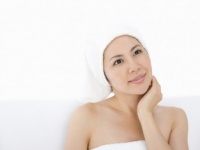 生理中のお風呂はOK？　生理で「湯船につからない女性」は●％、その理由は……