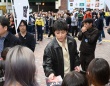 山田裕貴×佐藤二朗【新宿でゲリラチラシ配り】　映画『爆弾』　山田「今年とんでもない衝撃を生む作品になる…」