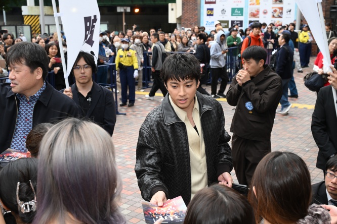 山田裕貴×佐藤二朗【新宿でゲリラチラシ配り】 映画『爆弾』 山田「今年とんでもない衝撃を生む作品になる…」