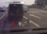あわや大事故！　前の車から“転がり落ちてきた”ものとは！？
