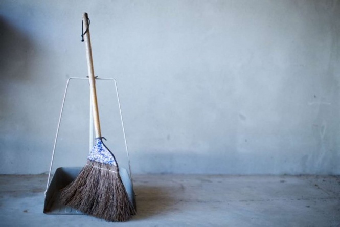 ほうきを持ってきてくれて...（画像はイメージ）