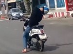 【居眠りか？】首が真横に傾き、スクーターがフラフラに…