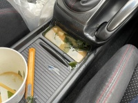 運転席から衝撃の報告 朝食の味噌汁が、まさかの場所に注がれてしまった件
