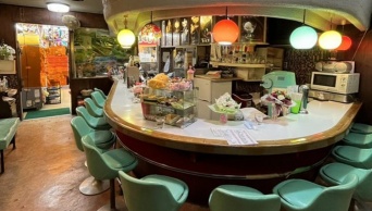 〝夢の秘密基地〟みたいな喫茶店に14万人うっとり　駄菓子屋の扉あけると...「タイムマシンみたい」