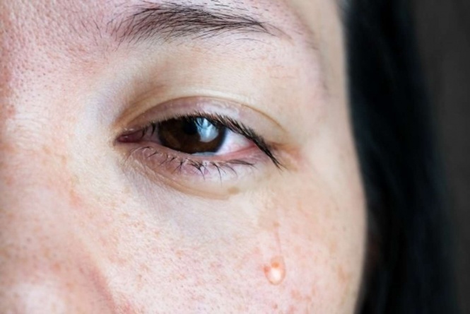 涙を流す母（画像はイメージ）