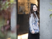 10時間立ちっぱなしでもヘルシーに。ヘアスタイリストのブルーのバッグ　#私たちのしごとバッグ