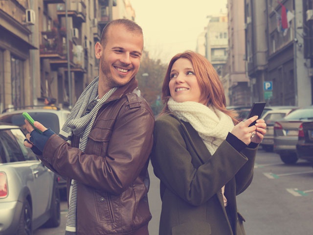 スマホを持つカップル
