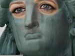 こうなるのか…！　『自由の女神』の画像を実際の生身の女性のように編集。