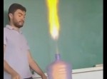 大きなボトルが“ぺしゃんこ”に！　ガスと火を使った危ない科学実験