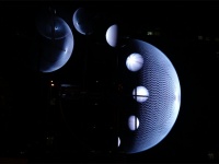 月の満ち欠けを9つの回転するLEDライトで表現。月の表情を一度に堪能できる優美なインスタレーション（台湾）