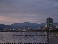 宍道湖からみた島根県松江市（Cheng-en Chengさん撮影、Flickrより）