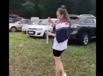 無邪気にシャボン玉を飛ばす女性にこの後仰天ハプニングが！