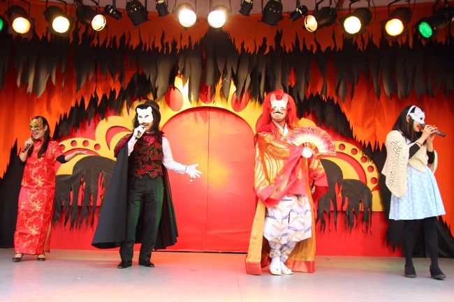 吉原狐社中の百合之介太夫（右から2番目）