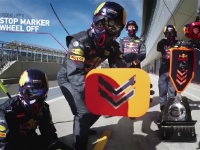 わずか2秒でどのようにタイヤが交換されるのか？　計18人が一斉に行うF1のピットストップ作業が神技すぎる！
