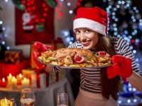 チキンやケーキも要注意！　クリスマスデートで選んではいけないメニュー6選